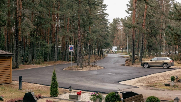 Kalmistuäärsete parklate tööde vastuvõtmisega puuduste ilmnemise tõttu ei kiirustata